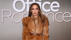 56-годишната Дженифър Лопес показа невероятните си коремни мускули по оскъден бял бански