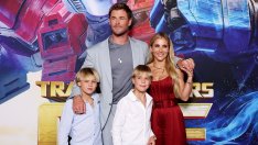 Крис Хемсуърт и Елза Патаки с близнаците си на червения килим