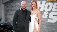 Бебе на борда: Роузи Хънтингтън-Уайтли брои дните до раждането