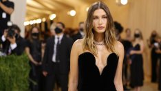 Стилът на звездите: Хейли Бийбър и флоралният ѝ тоалет