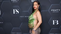Бебе на борда: Бременната Риана украси корицата на Vogue