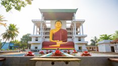 Джулиана Гани обикаля свещени храмове в Шри Ланка