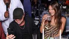 Италианско лято - Лео ди Каприо носи наколенка, докато играе падел тенис с Витория Черети