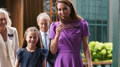 Десенът на точки е любим на кралските особи по света