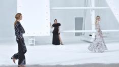 Специалните гости на Chanel: Пенелопе Круз, Лили-Роуз Деп и Марион Котияр