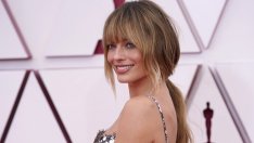 Марго Роби празнува с много алкохол по бански във вила от риалити формат