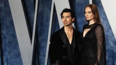 Софи Търнър се целува с колега след раздялата с Джо Джонас