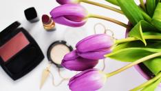 Козметика в офиса – от кои продукти се нуждае работещата жена?