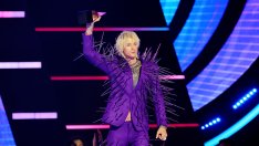Костюмът с шипове на Machine Gun Kelly и още визии от Американските музикални награди
