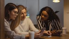 Кои зодии ни карат да се смущаваме в компанията им?