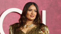 Салма Хайек по бански и с бира в басейна