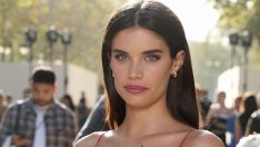 Сара Сампайо позира по бикини на фона на романса си със сина на Джак Никълсън