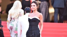 Виктория Бекъм създаде рокля с над 300 ръчно зашити цветя