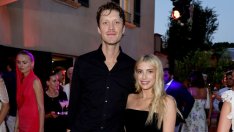 В Сен Тропе - Ема Робъртс показа годеника си в компанията на Мария Бакалова 