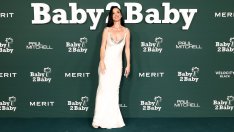 Кейти Пери впечатли със сатенена рокля на червения килим