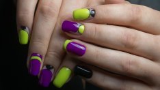 Маникюр за лятото: Използвайте полумесеци върху ноктите