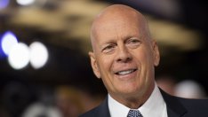 Брус Уилис се забавлява, напук на болестта