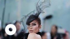 Джей Ло разгорещи страстите преди лятото, като се съблече по бански