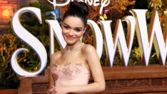 Снежанка си намери принц – Рейчъл Зиглър показа ново гадже на концерта на Сабрина Карпентър