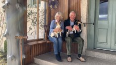 Кучето на Камила и принц Чарлз с награда от приют