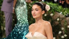 Кайли Дженър носи лицата на децата си навсякъде със себе си