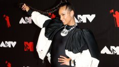 Алиша Кийс на 41 – с костюм по актуален тренд