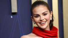 Красота, стил и звезден блясък на наградите „Еми“ – зашеметяващите Селена Гомес, Скарлет Йохансон и Кристен Бел