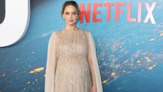 Бременната Дженифър Лорънс впечатли на червения килим