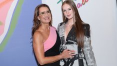 Гриър Хенчи облече булчинската рокля на майка си Брук Шийлдс за дипломирането си