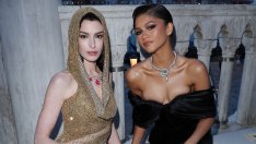 С бижута за милиони, но с обикновени обувки - Зендая и Ан Хатауей за Bulgari
