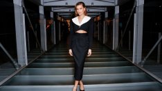 Есенна мода: Хейли Бийбър със секси предложение за офиса