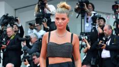 Студено е, но София Ричи е по бански!