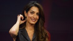 Амал Клуни замени емблематичните си къдрици за диско прическа