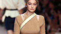 Модни находки за лятото – Джиджи Хадид и плетените ѝ блузки