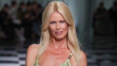 Клаудия Шифър прилича на истинска кукла Барби в ревюто на Versace