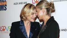 Селма Блеър и Сара Мишел Гелар показват как да се целуваме по време на пандемия