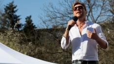 Миро разпуска в Албания с жена си 