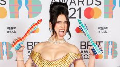 Летни трепети: Дуа Липа с цветно предложение за плажа