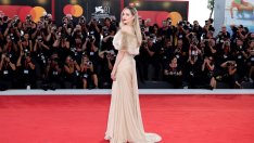 Анджелина Джоли донесе духа на Стария Холивуд във Венеция