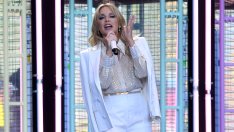 Овърсайз костюм – Кайли Миноуг с пъстро предложение