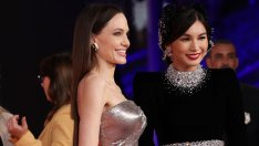 Анджелина Джоли се изложи с екстеншъните си на червения килим