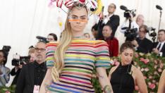 Кара Делевин с непоказвани кадри от площадката на „Приятели“