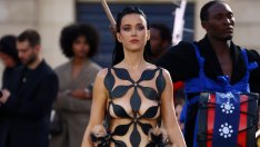 Кейти Пери с два впечатляващи тоалета на Седмицата на модата в Париж