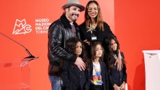 Зоуи Салдана направи рядък ход – позира с тримата си сина и съпруга си Марко Перего