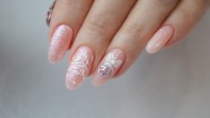Празничен маникюр – Кортни Кардашян дава идея с брокат