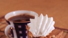 Сладкиш с карамел и кафе