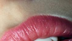 Слънцезащита за устни с краставица, лимонов сок и картоф