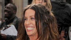 Аланис Морисет чака бебе