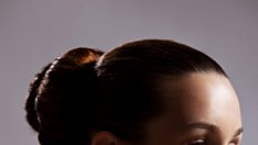 Стилни с прическа висок кок