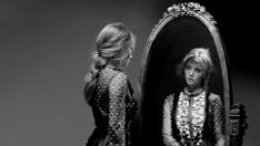 Имало едно време една червена Аманда Сейфрийд